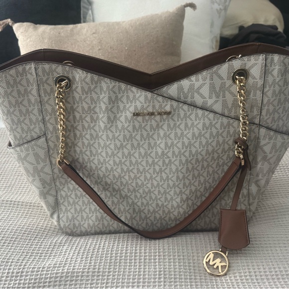 Michael Kors Handbags - Michael Kors Jet Set Tote